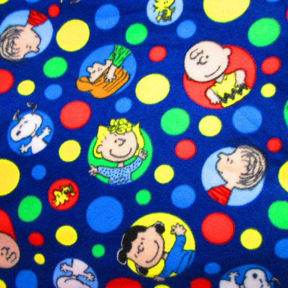 Peanuts Polka Dot 87" x 58" Fleece Blanket - Picture 2 of 3